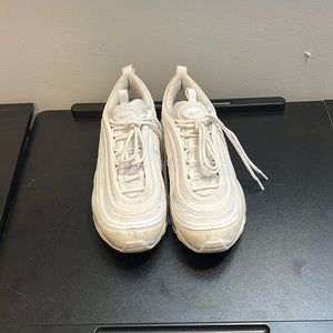 White Nike air maxe